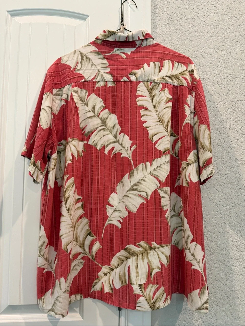 Batick Bay Men's Red Tropical Leaf Short-Sleeve Button-Down Shirt